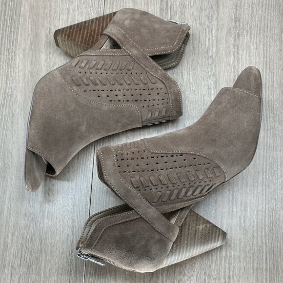 Vince Camuto Sandals Womens Size 8.5M Cone Heel Peep Toe Zip Pump Leather Taupe - Picture 6 of 13